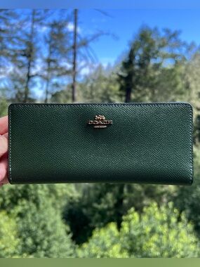 COACH Slim Bifold Wallet GREEN
Crossgrain Leather with Gold Hardware AUTHENTIC
